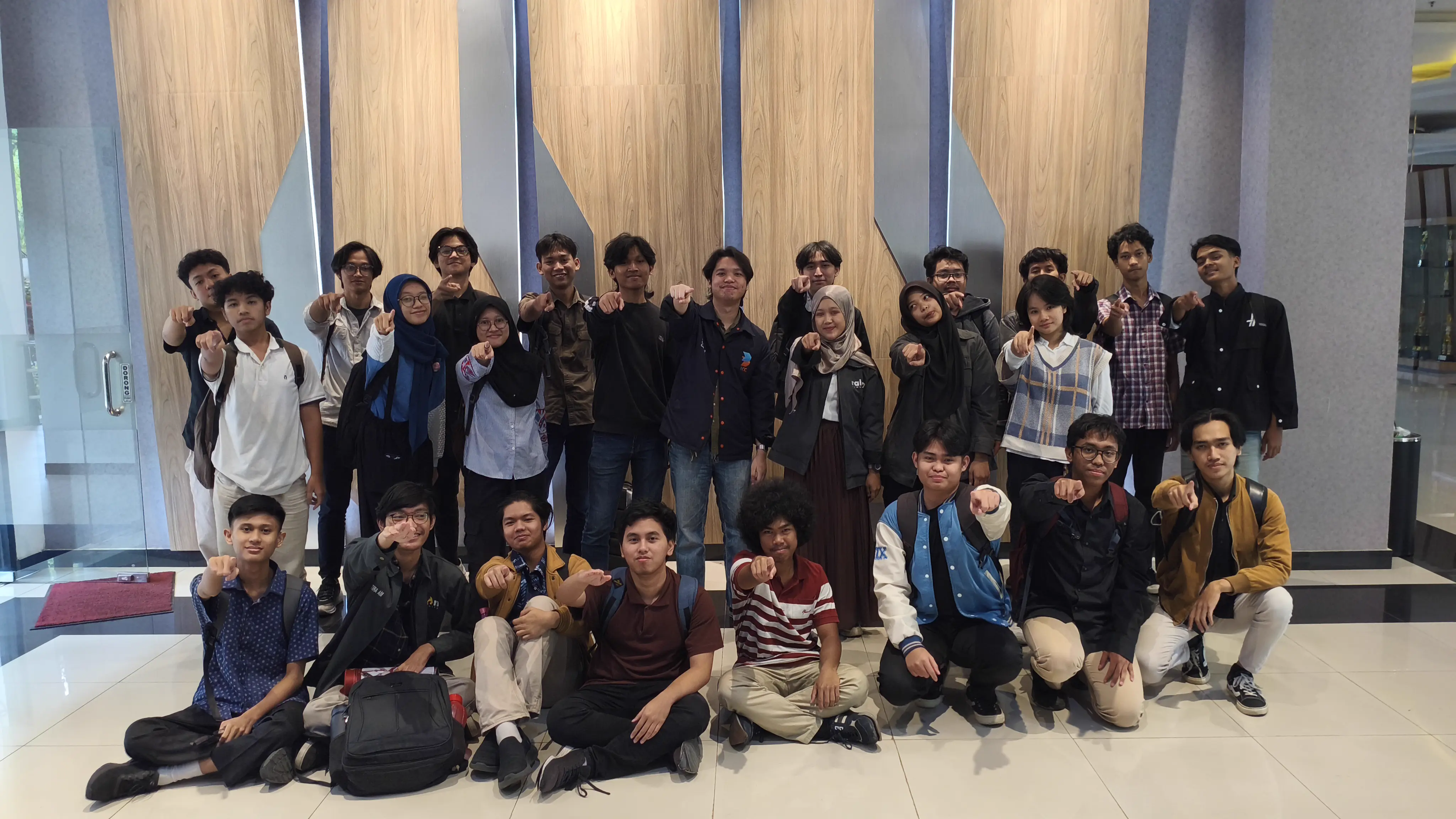 Agung Aryansyah teaching an Algorithms and Data Structures class